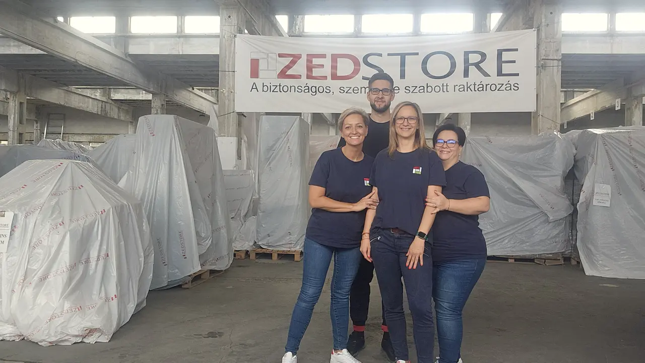 A ZedStore csapata a fóliázott, tárolt tárgyak között a magas belmagasságú raktárban
