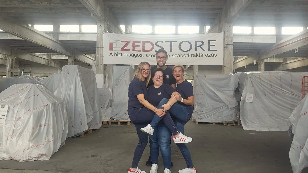 A ZedStore csapata a biztonságosan letakart, tárolt tárgyak között