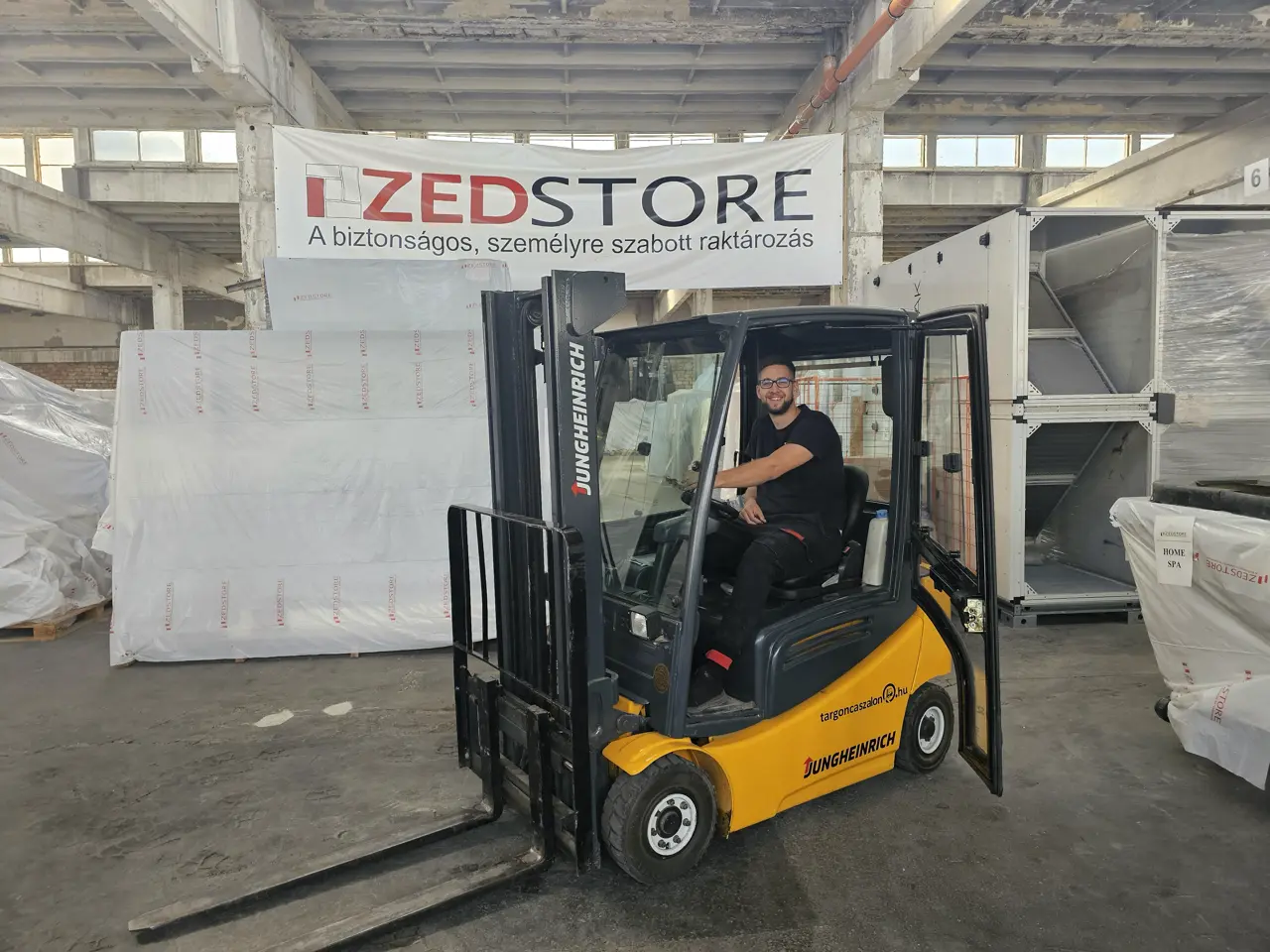 Targoncával mozgatott, fóliázott raklapok a ZedStore budapesti raktárában