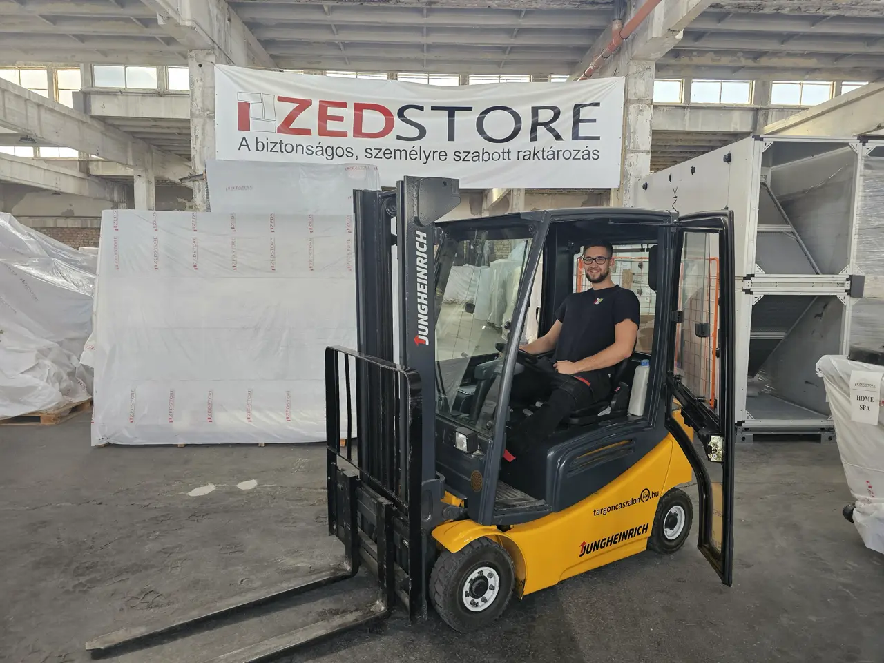 ZedStore munkatárs targoncával a budapesti raktárban