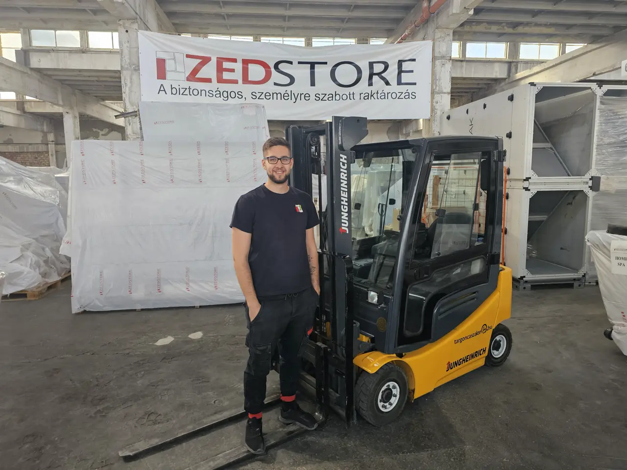 ZedStore munkatárs targoncával a budapesti raktárban