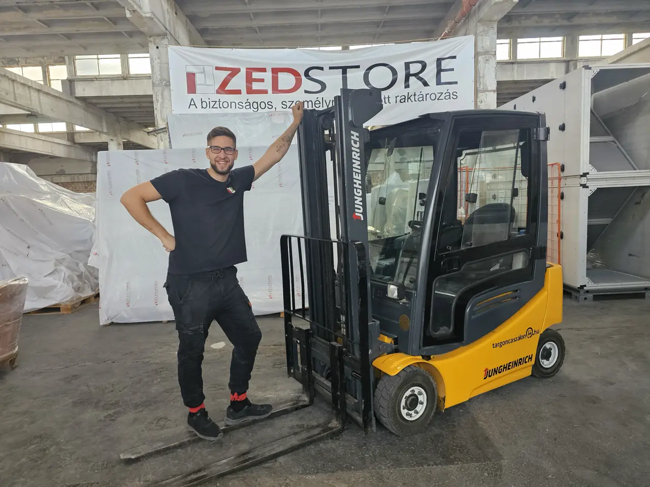 ZedStore munkatárs targoncával a budapesti raktárban