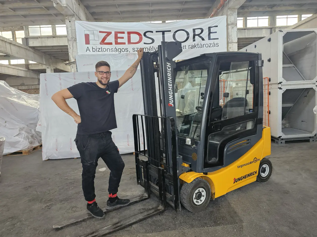 ZedStore munkatárs targoncával a raktárban