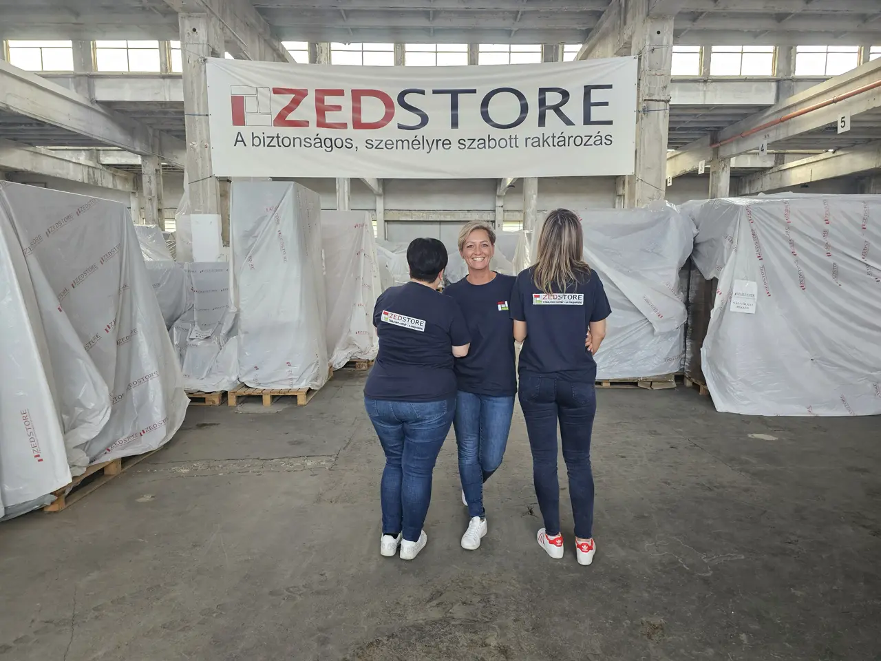 A ZedStore munkatársai a rendezett budapesti raktárban
